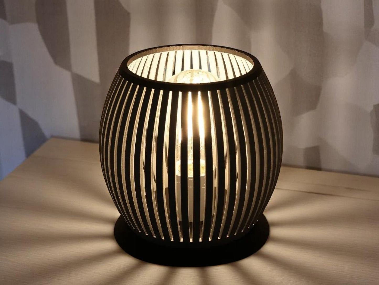3D Printed Επιτραπέζιο Φωτιστικό “Cage Glow” – Μοντέρνα Αρμονία Σκιάς & Φωτός