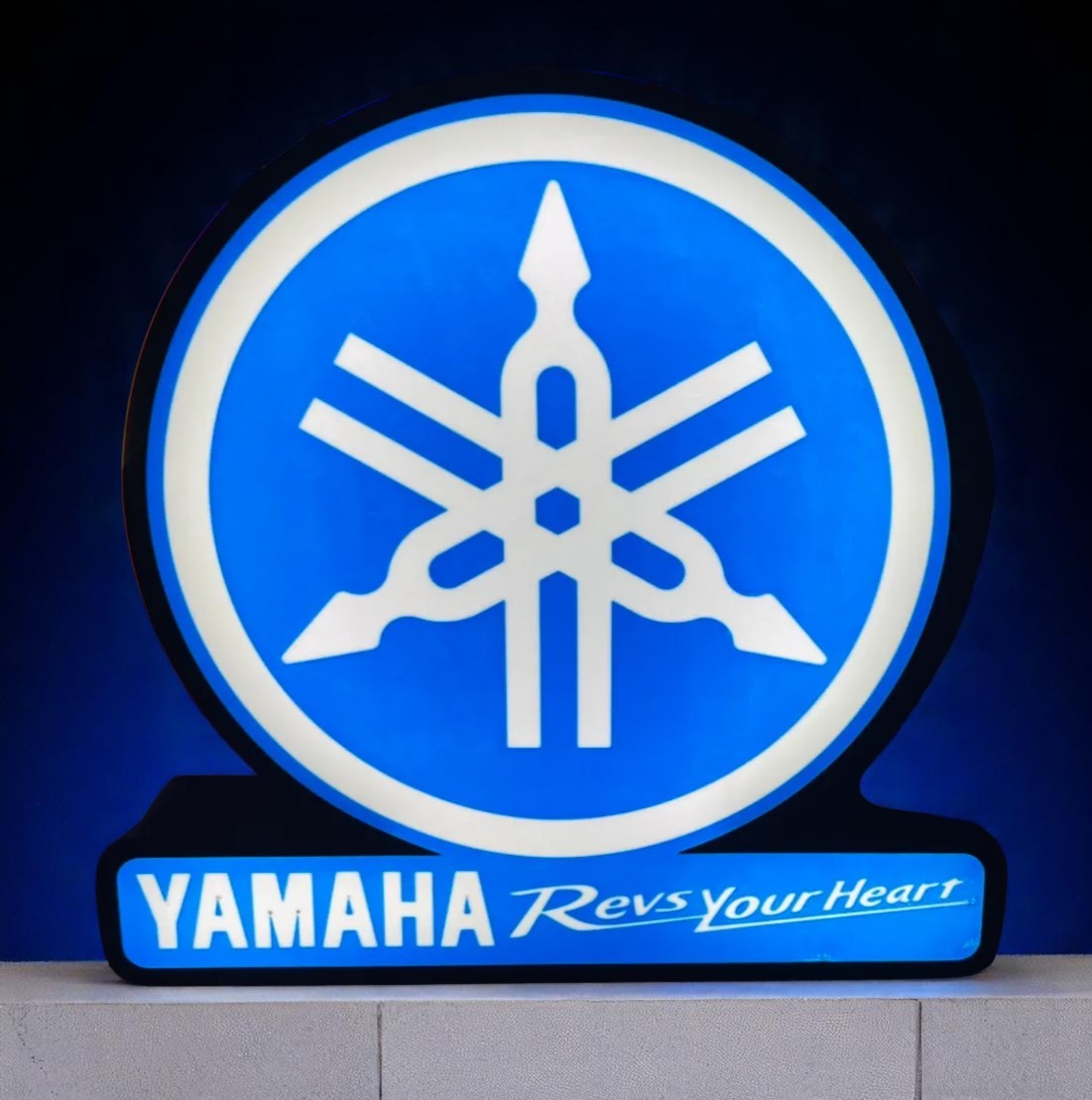 Φωτεινό Lightbox Yamaha “Revs Your Heart” – Δυναμικό Fan-Art Διακοσμητικό