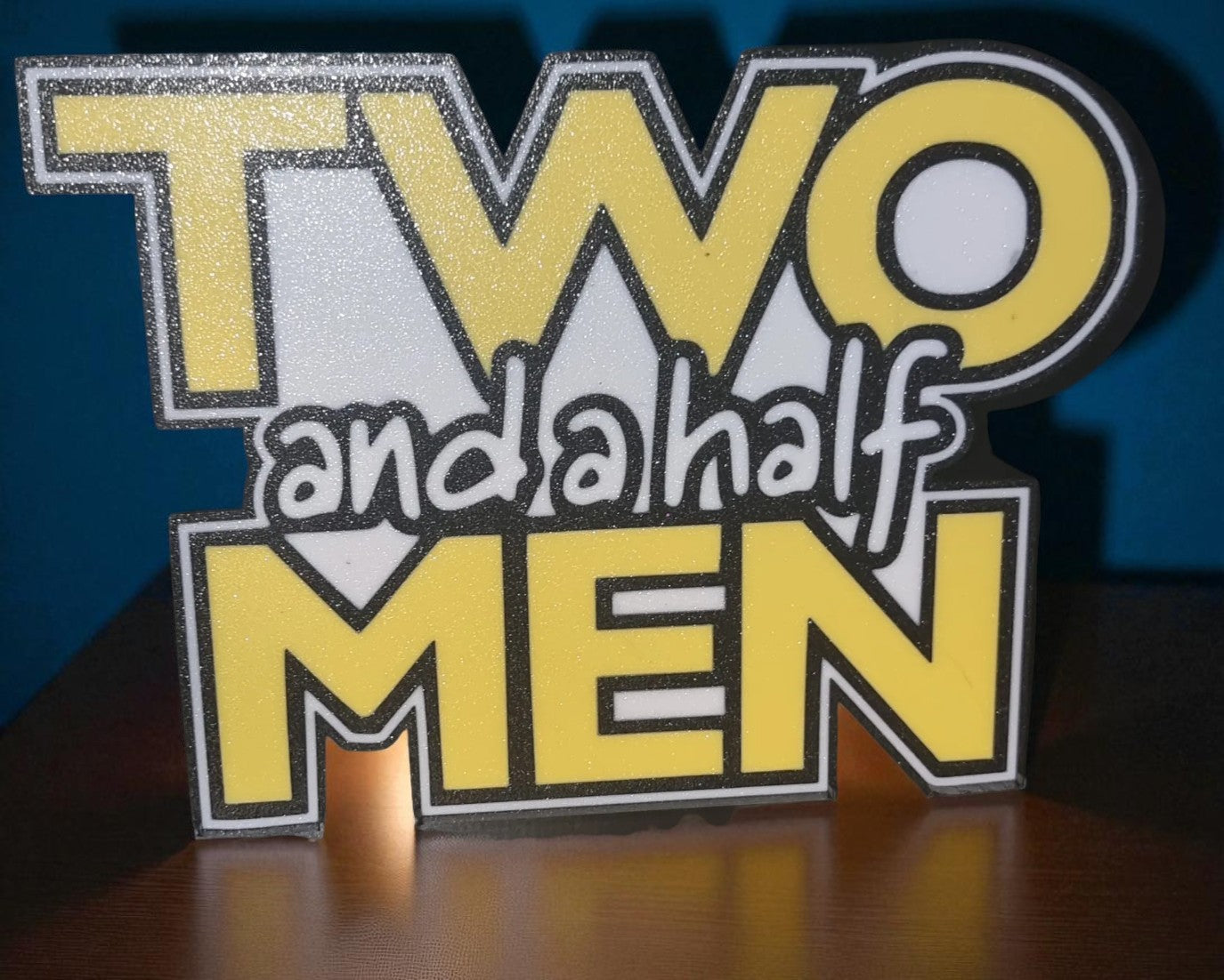 Fan Art Φωτιστικό "Two and a Half Men" – Κλασικό Χιούμορ σε 3D Lightbox