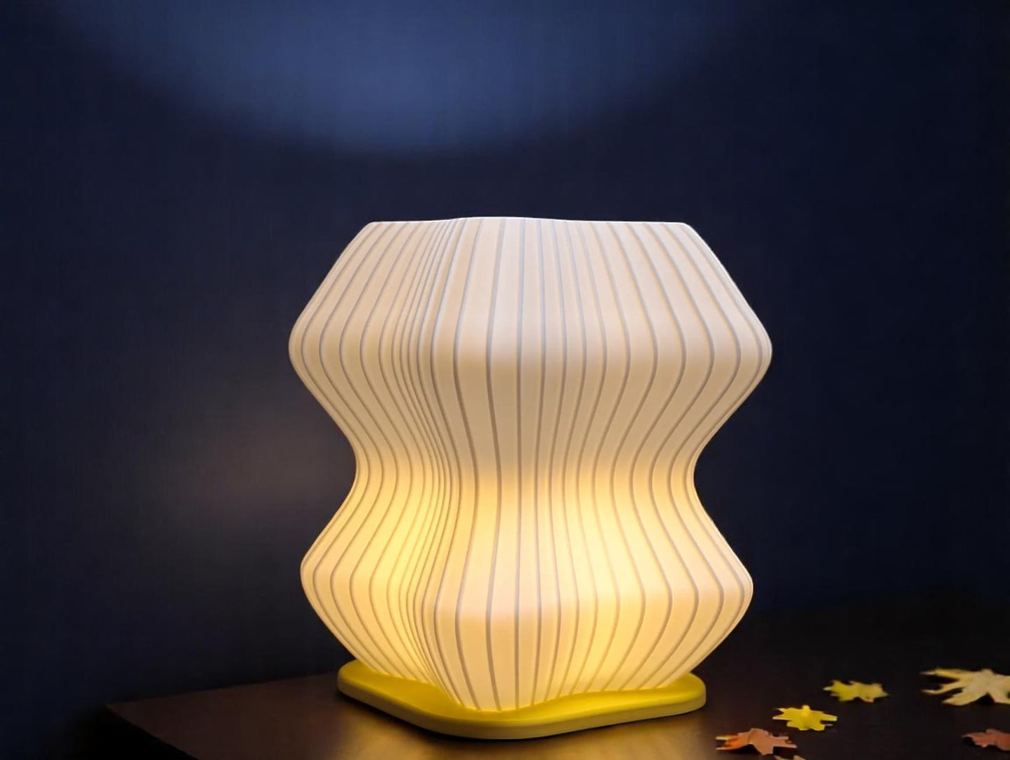 3D Printed Επιτραπέζιο Φωτιστικό “Waveform Glow” – Σύγχρονη Τέχνη & Ατμοσφαιρικός Φωτισμός