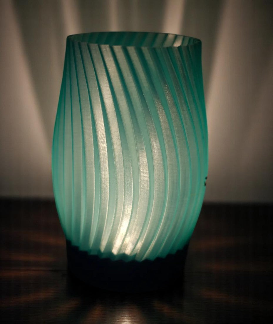 3D Printed Επιτραπέζιο Φωτιστικό “Spiral Mist” – Κομψότητα σε Κίνηση