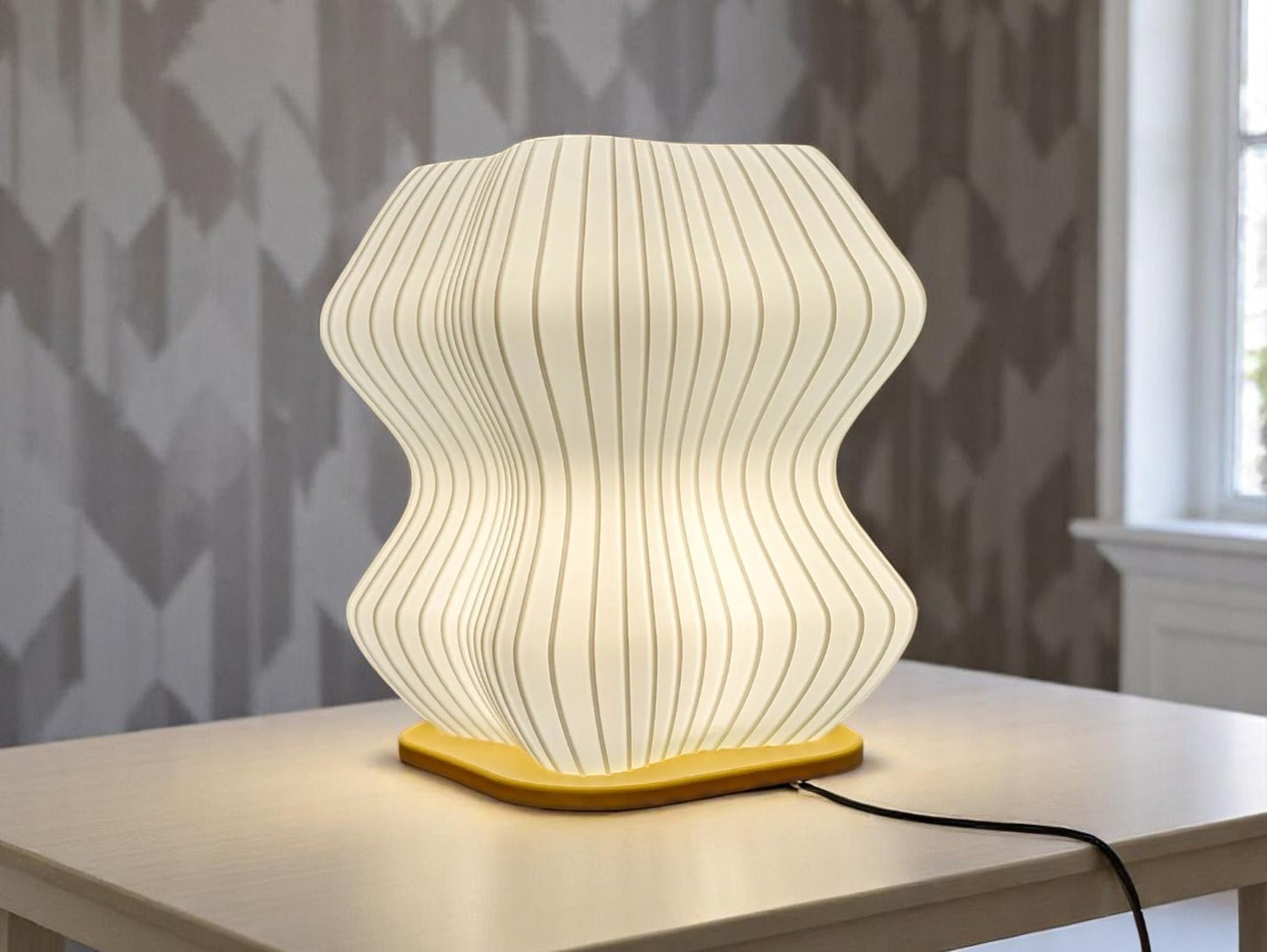3D Printed Επιτραπέζιο Φωτιστικό “Waveform Glow” – Σύγχρονη Τέχνη & Ατμοσφαιρικός Φωτισμός