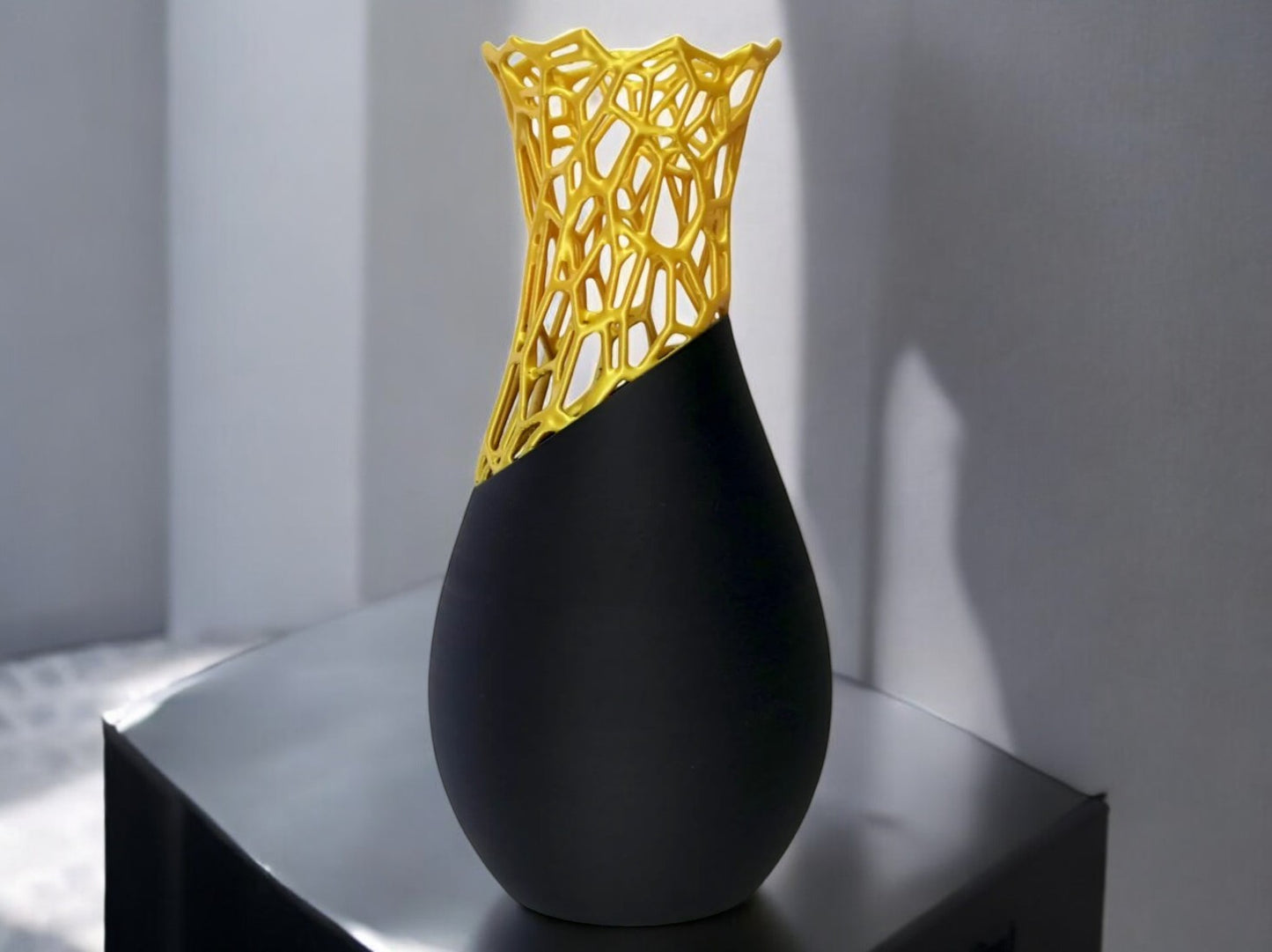 Stunning "Voronoi" Vase - Customizable Color Combination