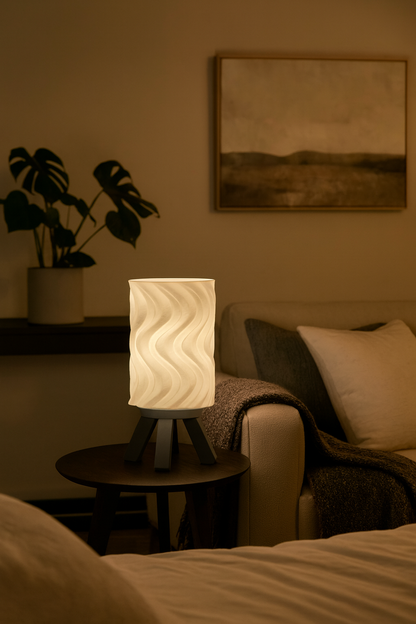 Επιτραπέζιο Φωτιστικό “Wave Serenity” – Μοντέρνο Κυματιστό Design με Ζεστό Απαλό Φως