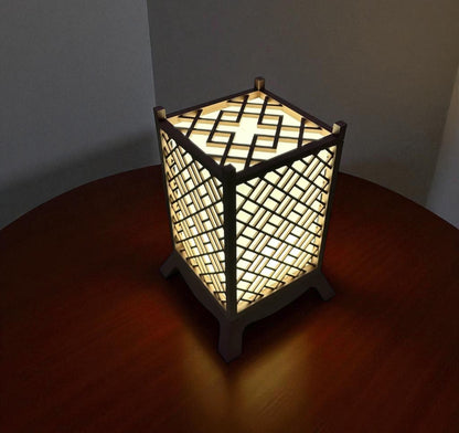 3D Printed Επιτραπέζιο Φωτιστικό – Ιαπωνική Κομψότητα με Σχέδιο Kumiko