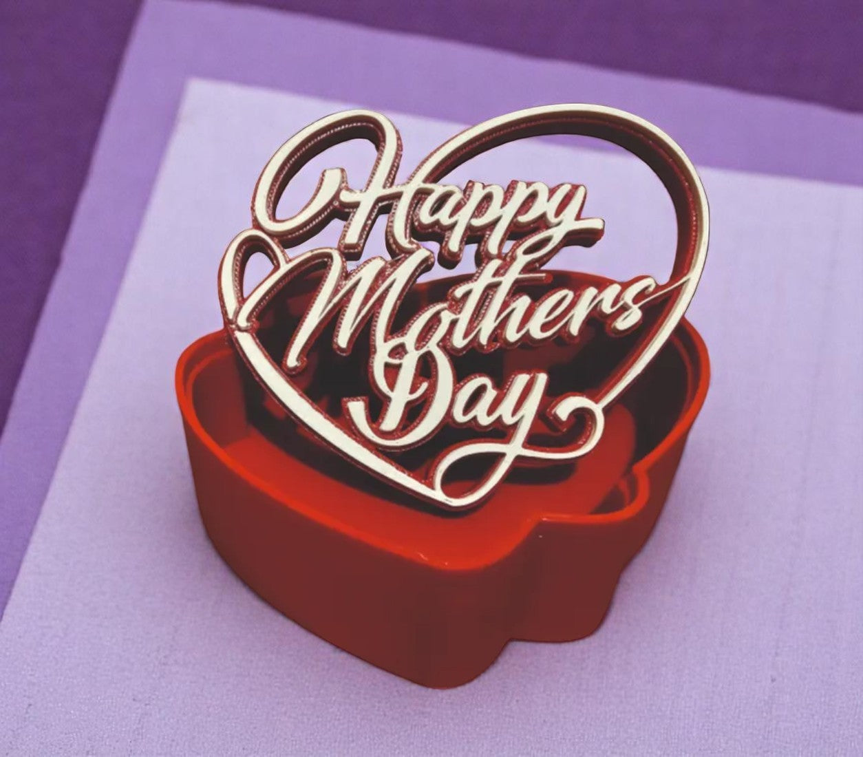 Κομψό Διακοσμητικό "Happy Mother's Day" σε Σχήμα Καρδιάς με Κόκκινη Βάση - Το Απόλυτο Δώρο Αγάπης