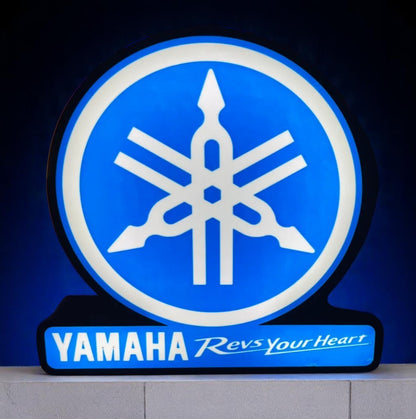 Φωτεινό Lightbox Yamaha “Revs Your Heart” – Δυναμικό Fan-Art Διακοσμητικό