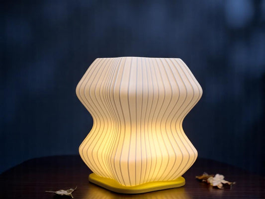 3D Printed Επιτραπέζιο Φωτιστικό “Waveform Glow” – Σύγχρονη Τέχνη & Ατμοσφαιρικός Φωτισμός