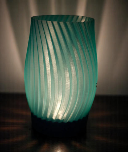 3D Printed Επιτραπέζιο Φωτιστικό “Spiral Mist” – Κομψότητα σε Κίνηση
