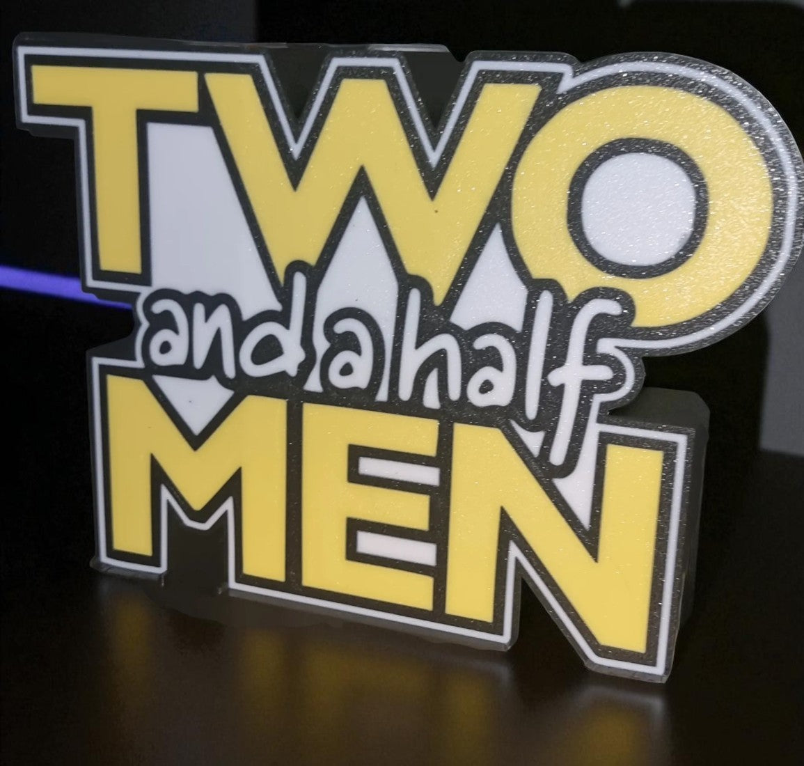 Fan Art Φωτιστικό "Two and a Half Men" – Κλασικό Χιούμορ σε 3D Lightbox