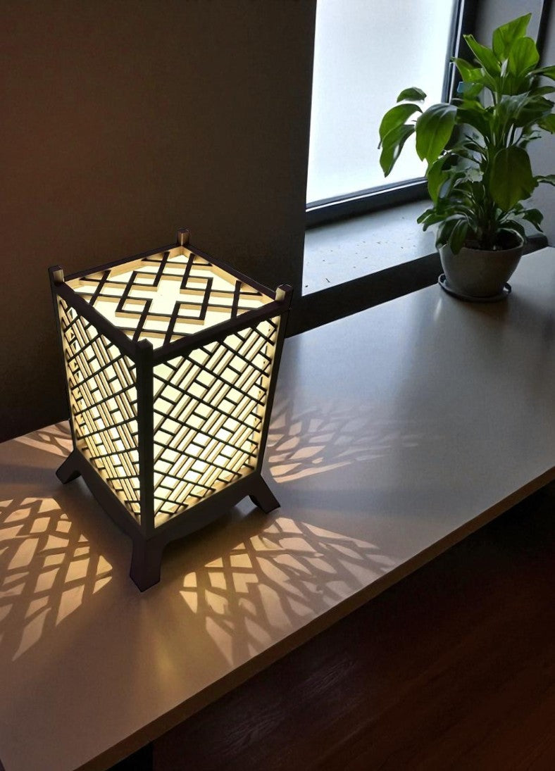 3D Printed Επιτραπέζιο Φωτιστικό – Ιαπωνική Κομψότητα με Σχέδιο Kumiko