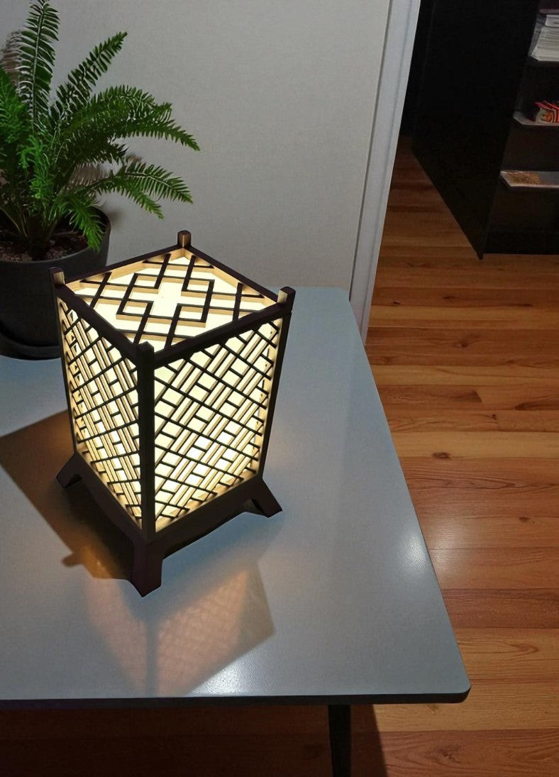 3D Printed Επιτραπέζιο Φωτιστικό – Ιαπωνική Κομψότητα με Σχέδιο Kumiko