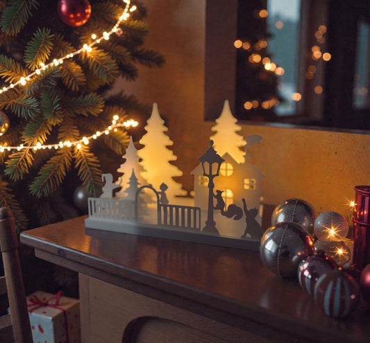 Χριστουγεννιάτικο Κηροπήγιο – Φωτισμένο Χωριό στο Δάσος