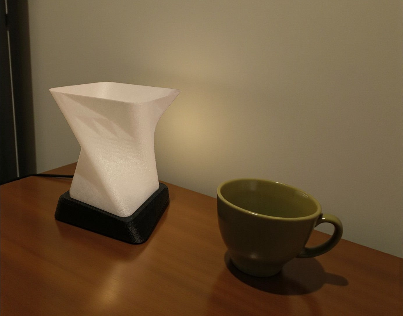 Επιτραπέζιο Φωτιστικό TwistCube – Μοντέρνος Διακοσμητικός Φωτισμός